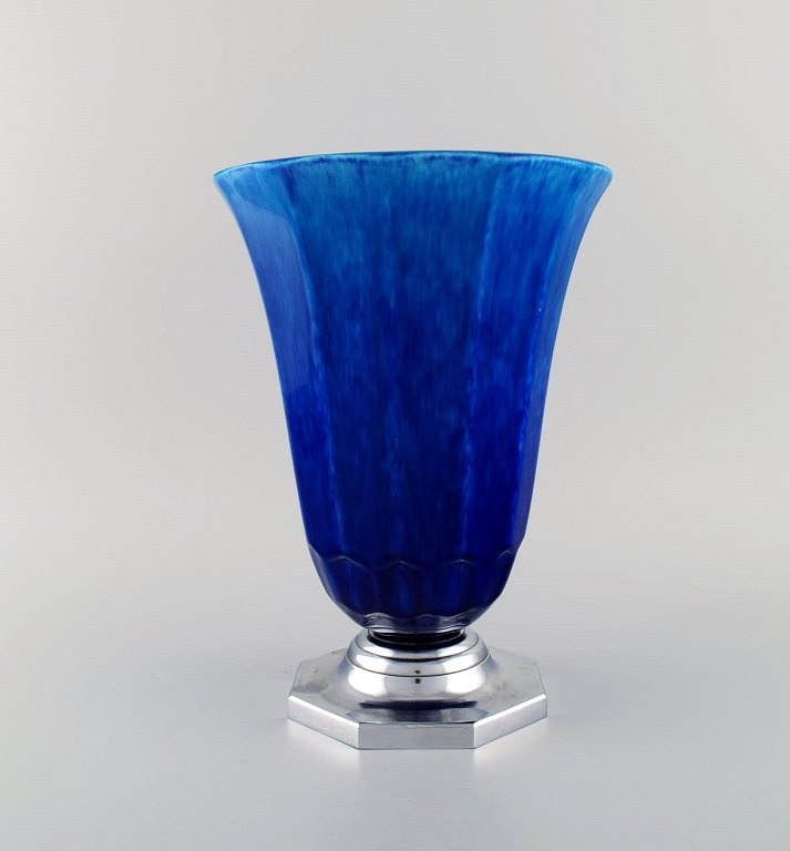 Paul Milet for Sevres, Frankrig. Stor art deco vase i glaseret keramik med fod i 
rustfrit stål. Smuk glasur i blå nuancer. 1930