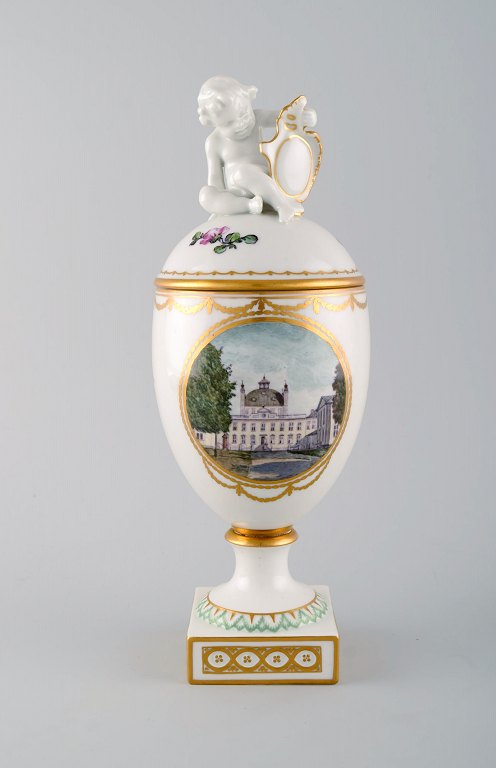 Antik Royal Copenhagen lågpokal i håndmalet porcelæn med motiv af Fredensborg 
slot. Sent 1800-tallet. 
