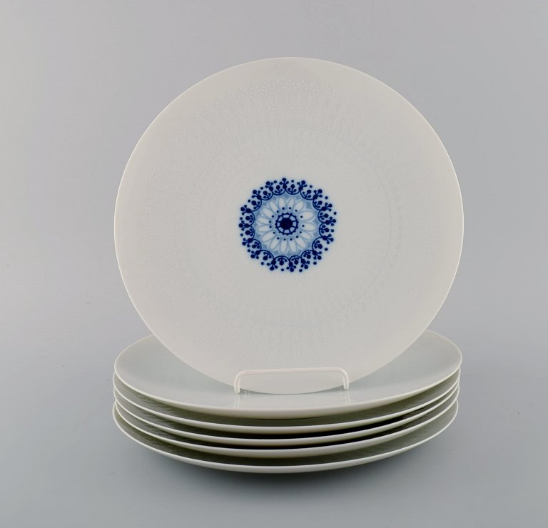 Bjørn Wiinblad for Rosenthal. Six Romanze dinner plates in white porcelain with 
blue decoration. 1980s.
