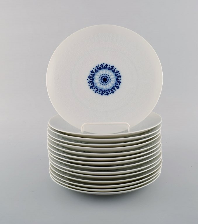 Bjørn Wiinblad for Rosenthal. 15 Romanze frokosttallerkener i hvid porcelæn med 
blå dekoration. 1980