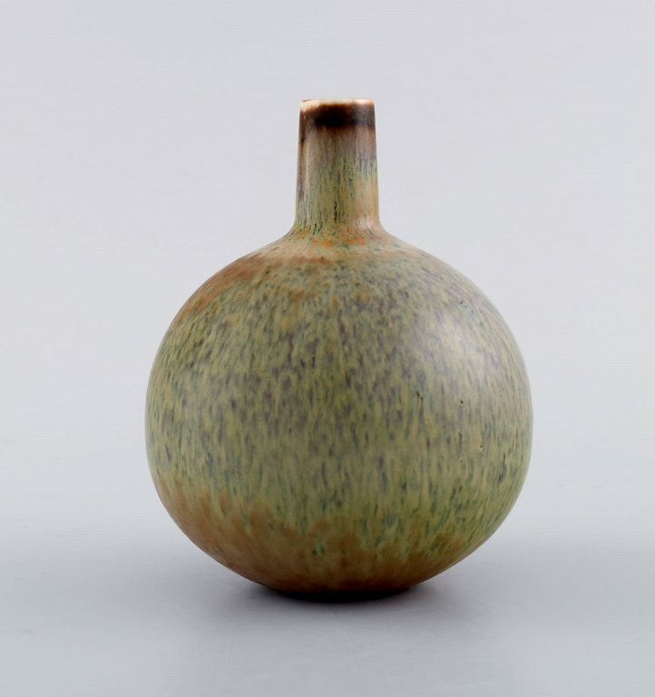 Carl Harry Stålhane for Rörstrand. Vase i glaseret keramik. Smuk spættet glasur 
i blågrønne og brune nuancer. Midt 1900-tallet.
