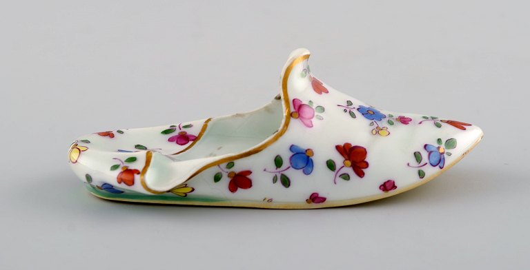 Antik Meissen slipper i håndmalet porcelæn med blomstermotiver og guldkant. 
1800-tallet.  
