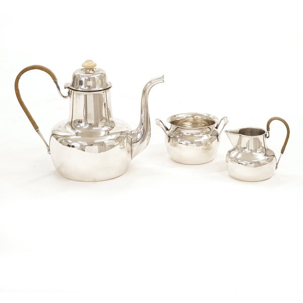 A. Michelsen, Copenhagen: A sterlingsilver coffee service. Dated 1947. H: 16cm. 
W: 744gr