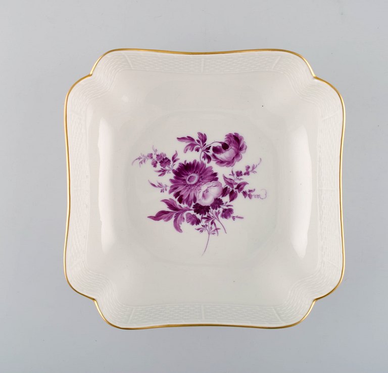 Antik Meissen skål i håndmalet porcelæn med lilla blomster og guldkant. Ca. 
1900.
