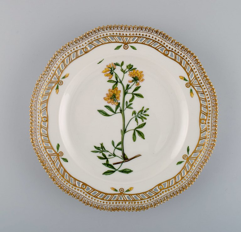 Royal Copenhagen Flora Danica gennembrudt tallerken i håndmalet porcelæn med 
blomster og gulddekoration. Modelnummer 20/3554.  
