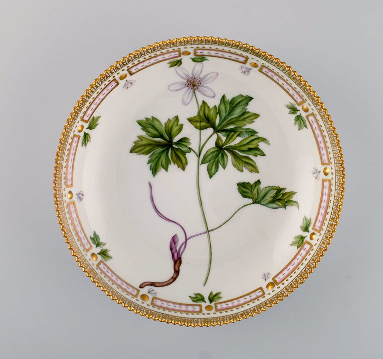 Royal Copenhagen Flora Danica rund serveringsskål i håndmalet porcelæn med 
blomster og gulddekoration. Modelnummer 20/3503.  
