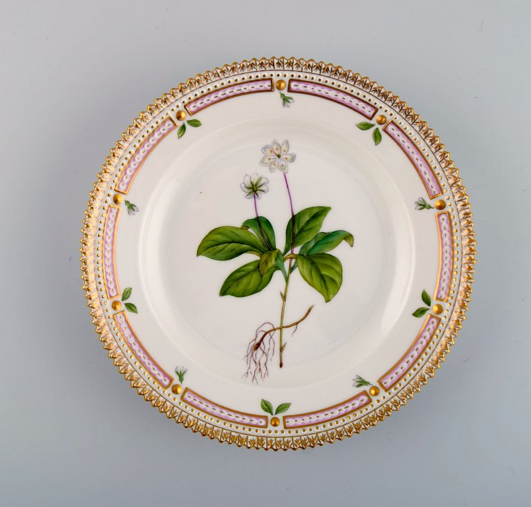 Royal Copenhagen Flora Danica salattallerken i håndmalet porcelæn med blomster 
og gulddekoration. Modelnummer 20/3573.  
