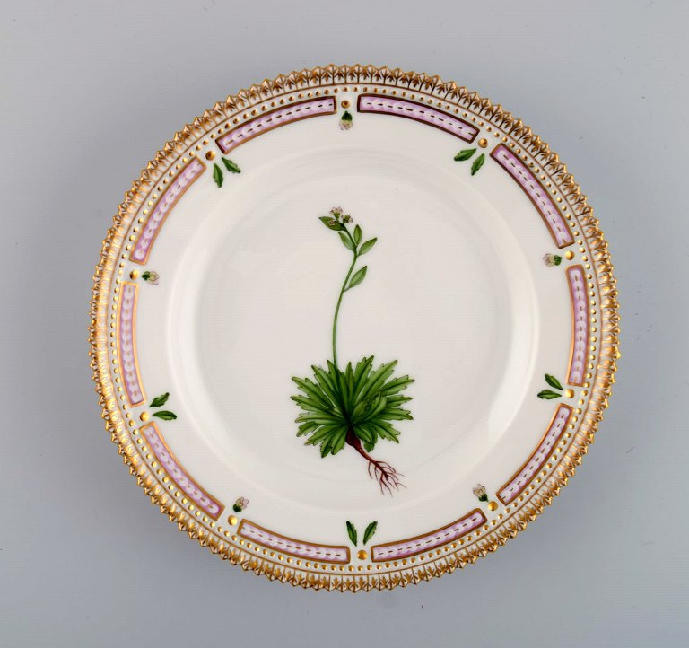 Royal Copenhagen Flora Danica salattallerken i håndmalet porcelæn med blomster 
og gulddekoration. Modelnummer 20/3573.  
