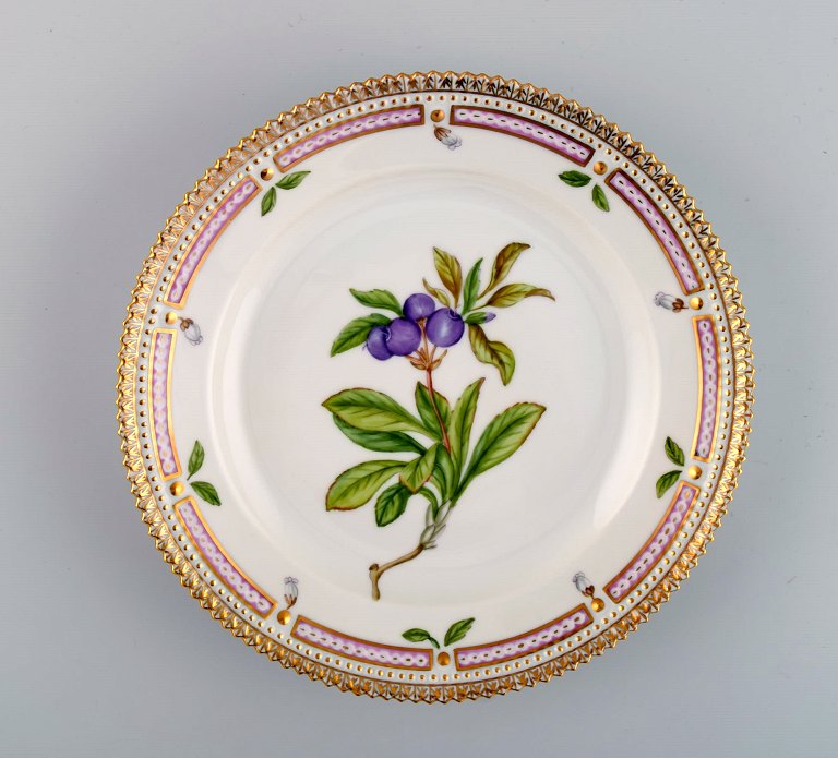 Royal Copenhagen Flora Danica salattallerken i håndmalet porcelæn med blomster 
og gulddekoration. Modelnummer 20/3573.  
