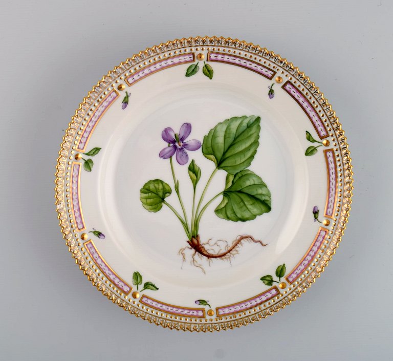 Royal Copenhagen Flora Danica salattallerken i håndmalet porcelæn med blomster 
og gulddekoration. Modelnummer 20/3573.  
