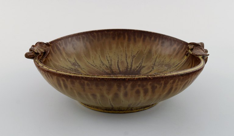 Arne Bang, Denmark. Bowl in glazed ceramics decorated with foliage. Beautiful 
glaze. 1940s.
