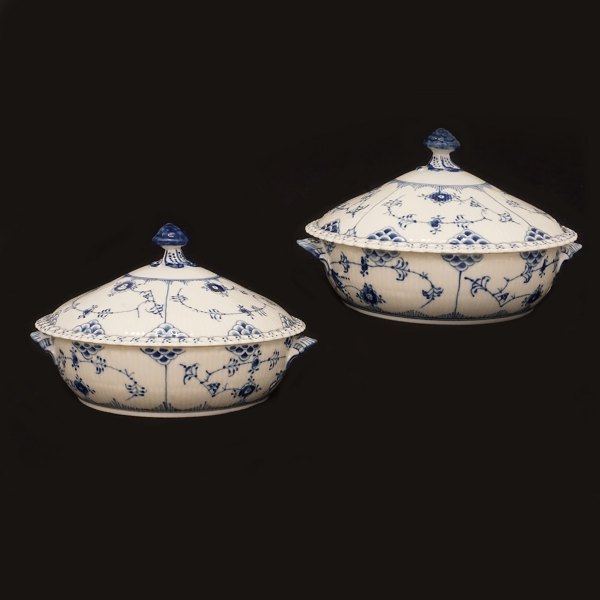 A pair of Royal Copenhagen small tureens. #1128. H: 15cm. D: 24cm