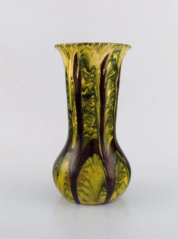 Upsala-Ekeby vase i glaseret stentøj. Smuk glasur i gule og sorte nuancer. 
Svensk design, 1960