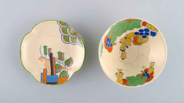 Clarice Cliff (1899-1963), England. Caprice og Marina. Skål på fod og fad i 
håndmalet porcelæn. Ca. 1940. 
