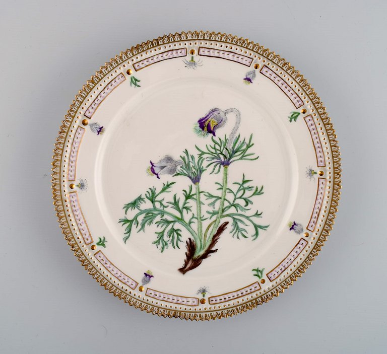 Royal Copenhagen Flora Danica plate in hand-painted porcelain with flowers and 
gold decoration. Dated 1948.
