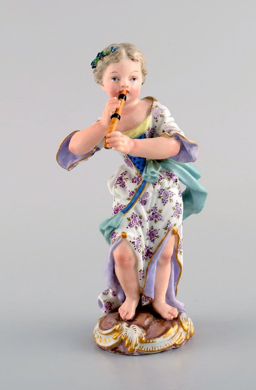 Antik Meissen figur i håndmalet porcelæn. Pige spiller fløjte. Sent 1800-tallet. 

