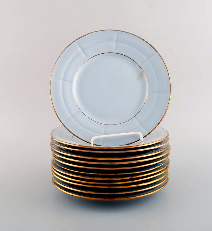 Arthur Percy for Upsala-Ekeby / Gefle. Twelve art deco Grand plates in pastel 
blue porcelain with hand-painted gold edge. 1930s / 40s.
