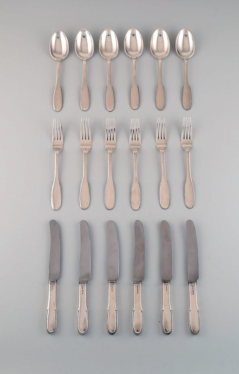 Evald Nielsen nummer 14 middagsservice i hammerslået sølv (830) til seks 
personer. 1920