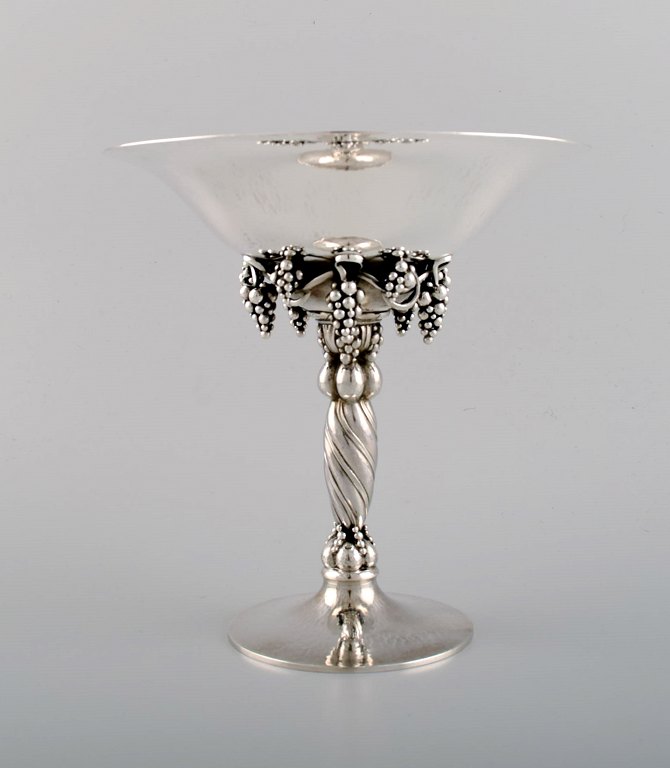 Tidlig Georg Jensen drueklase opsats i sterlingsølv. Modelnummer 263B. Dateret 
1915-1930. 
