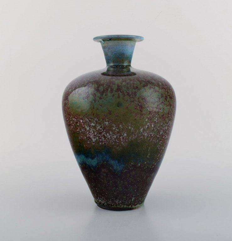 Berndt Friberg (1899-1981) for Gustavsberg Studiohand. Vase i glaseret stentøj. 
Smuk Aniara glasur. Dateret 1972.
