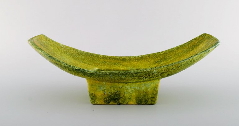 Large modern Bitossi bowl in glazed ceramics. Beautiful glaze in yellow and lime 
green shades. 1960s.
