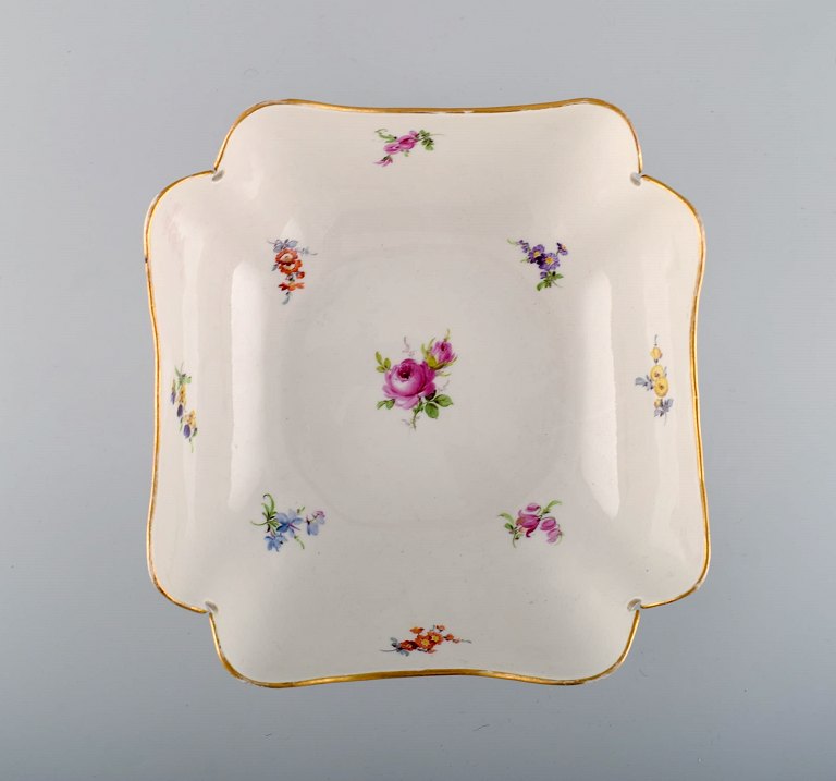 Antik Meissen skål i håndmalet porcelæn med blomster og gulddekoration. Sent 
1800-tallet.
