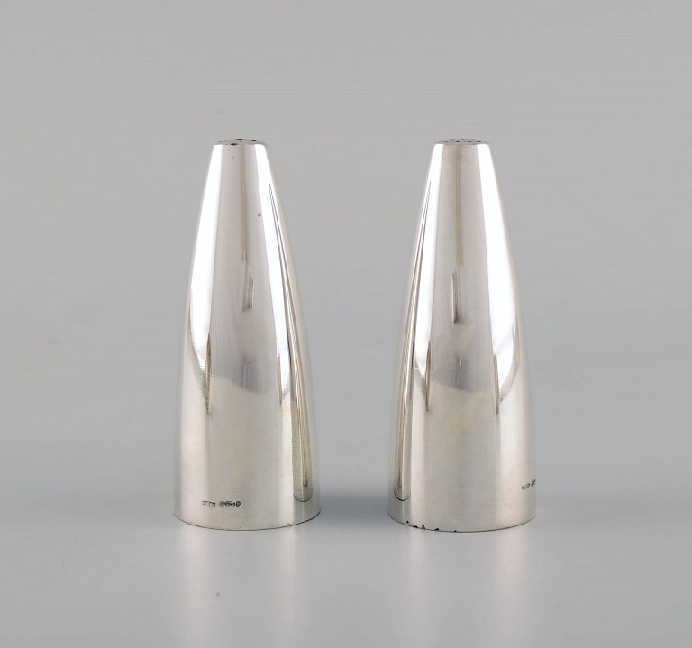 Henning Koppel (1918-1981) for Georg Jensen. Salt- og peberbøsse i sterlingsølv 
#1102.
