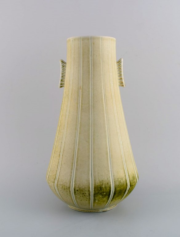 Gunnar Nylund for Rörstrand. Stor sjælden unika Air Force vase i glaseret 
stentøj. Svensk design, midt 1900-talllet.
