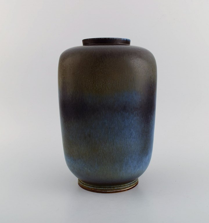 Berndt Friberg (1899-1981) for Gustavsberg Studiohand. Stor vase i glaseret 
stentøj. Smuk glasur i brune og blå nuancer. Dateret 1968.
