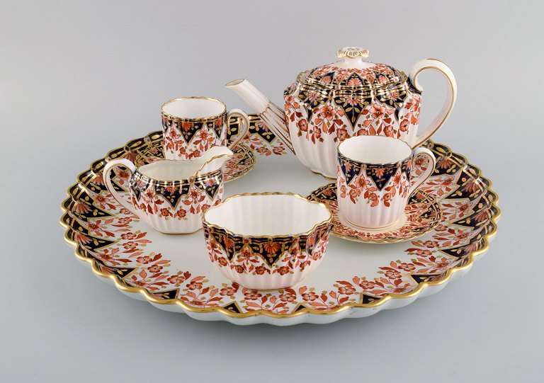 Spode Copeland, England. Teservice i porcelæn med håndmalede blomster og 
gulddekoration. 1920/30