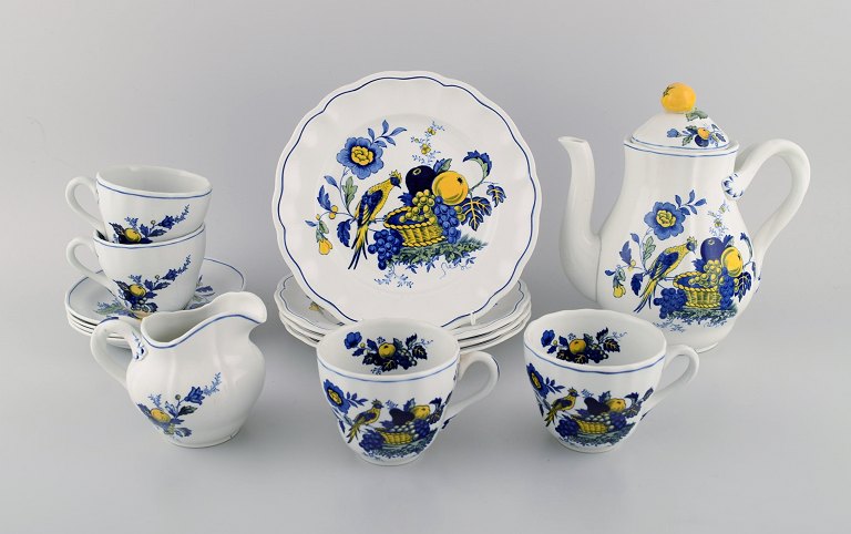 Spode, England. Blue Bird kaffeservice i håndmalet porcelæn til fire personer. 
1930/40