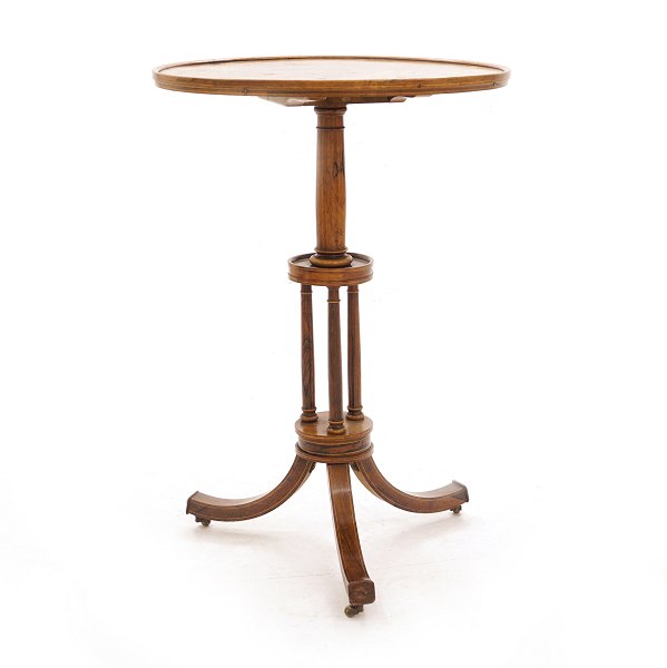 A small lamp table. England circa 1840. H: 70cm. D: 49cm