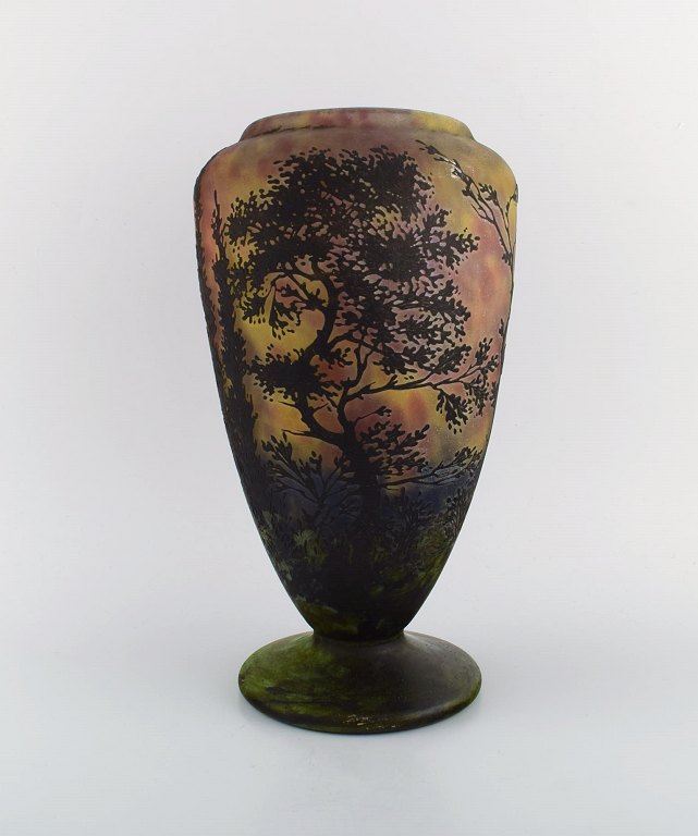 Daum Nancy, France. Large vase in mouth blown art glass decorated with landscape 
with trees. Approx. 1920.
