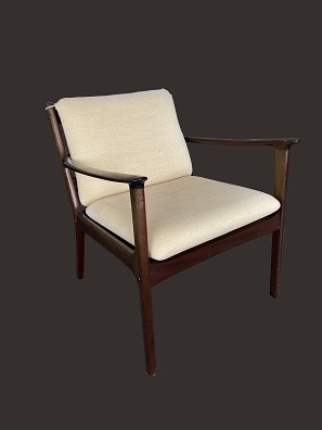 Armchair PJ 112
P. Jeppesen
Mahogany, fabric cushions
Good used condition
Ole Wanscher
2
