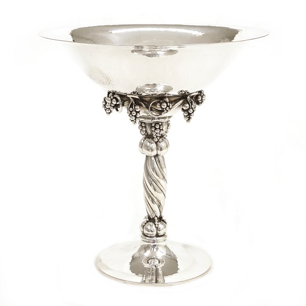 Stor Georg Jensen drueopsats i sterlingsølv. Designet af Georg Jensen 1918. 
#264A. H: 27,4cm. V: 1.380gr