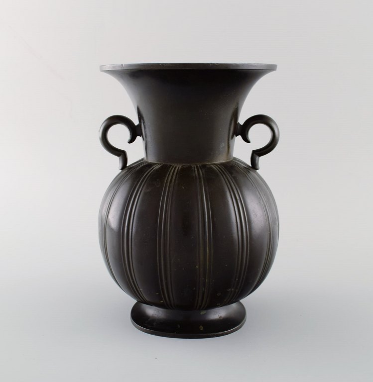 Just Andersen (1884-1943), Danmark. Art deco vase i diskometal. 1940