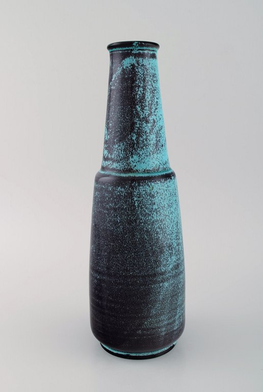 Nils Kähler (1906-1979) for Kähler. Stor vase i glaseret keramik. Smuk glasur i 
turkis og mørke nuancer. 1960