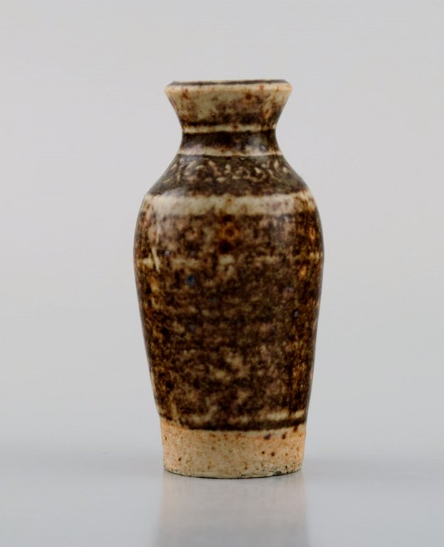 Jacob Bang (1932-2011) for Arne Bang. Unique miniature vase in glazed stoneware. 
Beautiful glaze in light brown shades. Mid-20th century.
