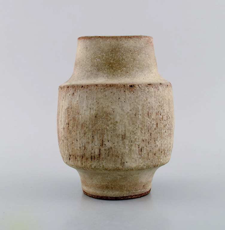 Lucie Rie (f. 1902, d. 1995), østrigsk-født britisk keramiker. Modernistisk 
unika vase i glaseret stentøj. Smuk glasur i lyse jordnuancer. Rillet korpus. 
Eget værksted, ca. 1970.
