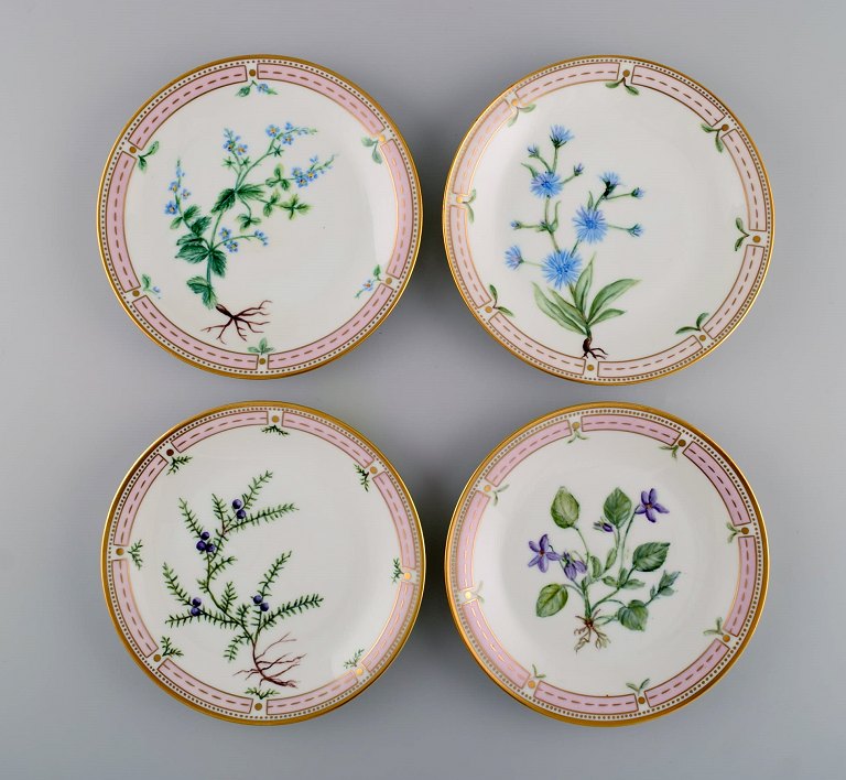 Four Bing & Grøndahl porcelain plates with hand-painted flowers and gold 
decoration. Flora Danica style, 1920s / 30s.
