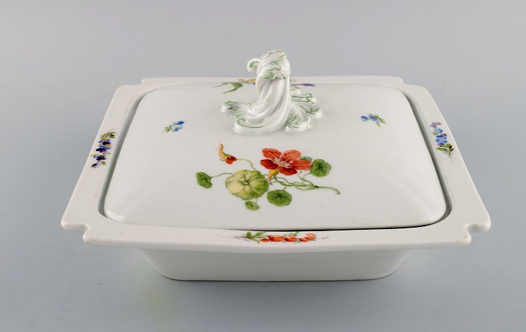 Kvadratisk Meissen lågterrin i porcelæn med drejet lågknop og håndmalede 
blomster. Sent 1800-tallet.
