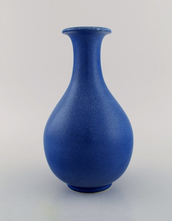 Gunnar Nylund for Rörstrand. Vase i glaseret keramik. Smuk glasur i blå nuancer. 
1950