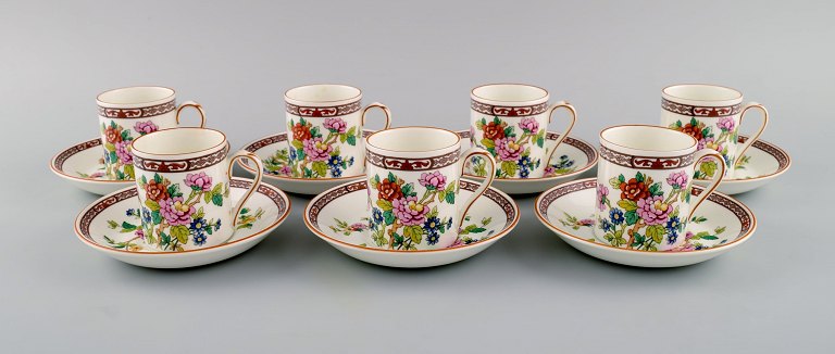 Coalport, England. Syv Flower of Tibet chokoladekopper med underkopper dekoreret 
med blomster og guldkant. Midt 1900-tallet.
