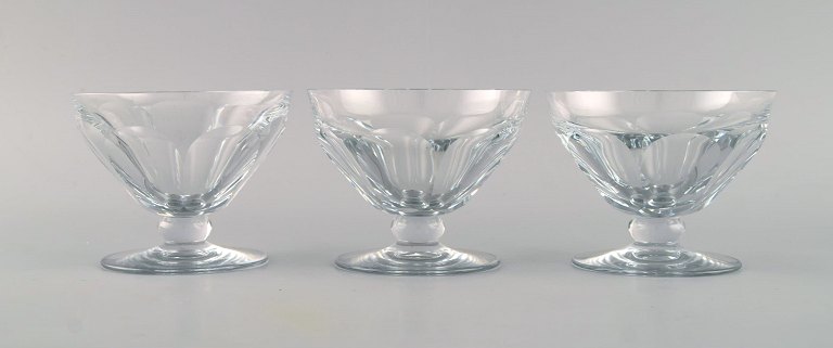 Baccarat, France. Three Tallyrand glasses in clear mouth-blown crystal glass. 
Mid-20th century.
