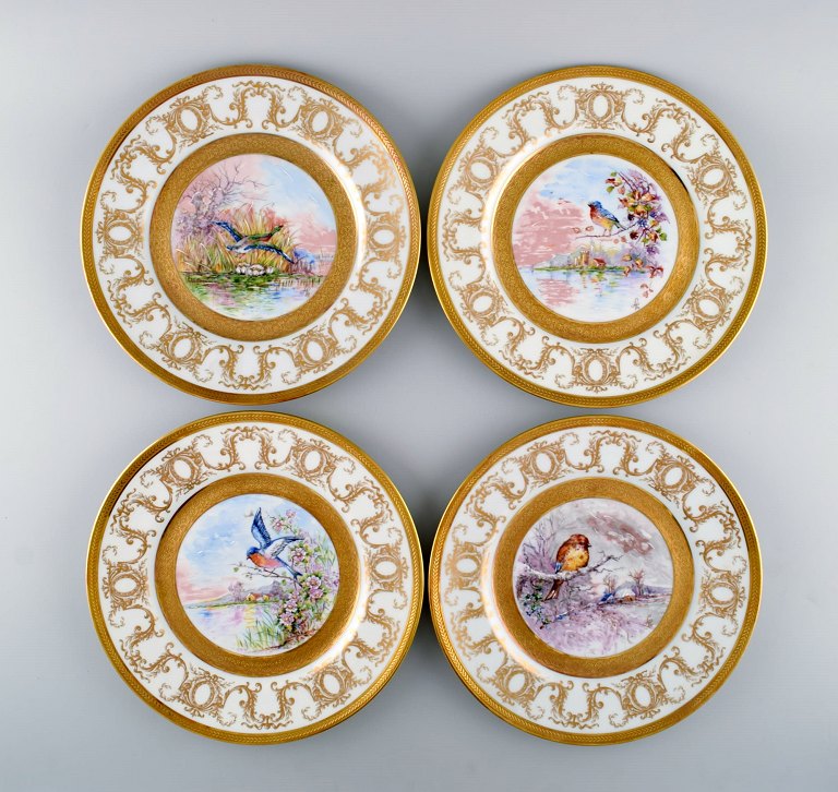 Camille Tharand for Limoges. Fire dekorationstallerkener i porcelæn belagt med 
bladguld og håndmalede fugle. 1930