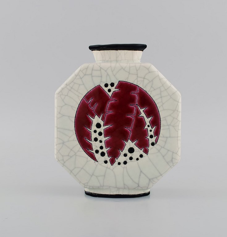 Longwy, Frankrig. Art deco vase i glaseret stentøj med håndmalet bladværk på lys 
baggrund. Smuk krakeleret glasur. 1920/30