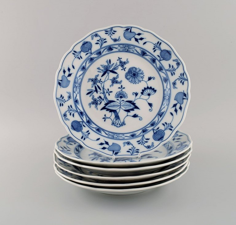 Six antique Meissen Blue Onion dinner plates in hand-painted porcelain. Late 19 
century.
