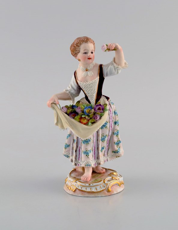 Antik Meissen figur i håndmalet porcelæn. Pige plukker blomster. 1800-tallet.
