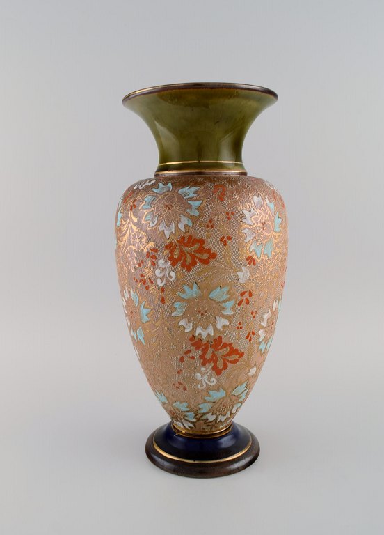 Stor Doulton Lambeth vase i lertøj med håndmalede blomster og gulddekoration. 
Tidligt 1900-tallet. 
