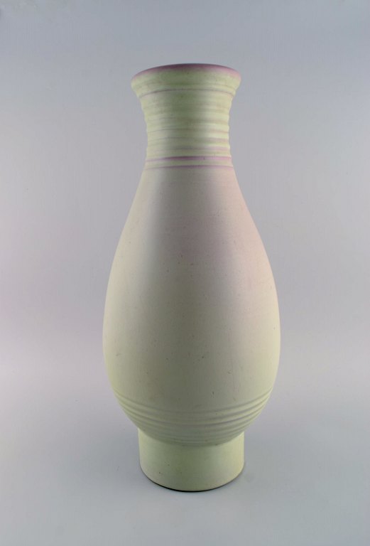 Bo fajans, Sverige. Stor vase i glaseret keramik. Rillet design, 1960